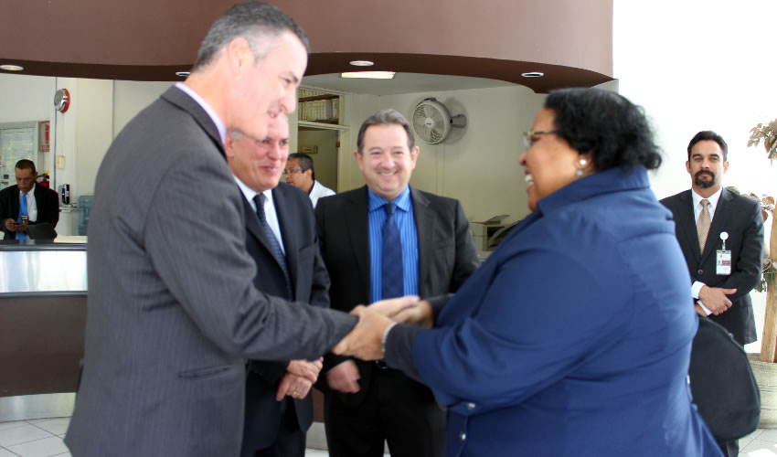 La c&oacute;nsul Tania C. Anderson fue recibida por el fiscal general del Estado, Ren&eacute; Urrutia de la Vega