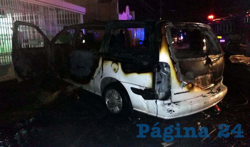La camioneta quedó prácticamente inservible; además, dos vehículos más sufrieron daños