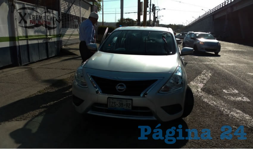 El cafre Fernando aguarda junto a su veh&iacute;culo Nissan Versa
