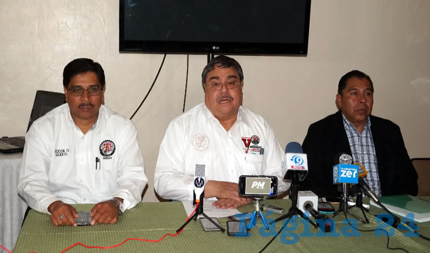 Carlos Pavón Campos, secretario general del Sindicato Nacional Minero Metalúrgico: “Hay un ataque de la gente, del equipo de Gobierno del Estado hacia el Sindicato, hay una camioneta negra y detrás va la de Ministerial, se paran y les dicen a compañeros mineros, que calmen su pedo, sino se los va llevar la chingada” (Foto Merari Martínez)