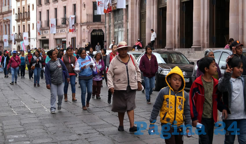 Muchas de las consignas gritadas por los manifestantes fueron dirigidas al gobernador Alejandro Tella Cristerna, del que decían, “que renuncie, fue un compromiso de campaña, cuando prometió: si no cumplo me voy”.