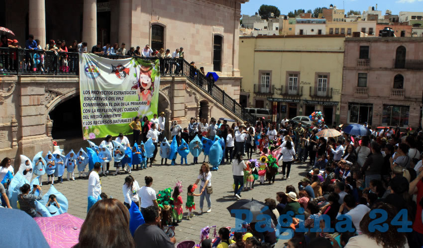 Para culminar el desfile de la primavera, la coordinadora de los Cendis del FPLZ, Laura Elena Trejo, leyó a los niños, un cuento donde habla la madre naturaleza y pide a sus hijos, los humanos, animales y plantas, que la cuiden para que viva sana muchos años más (Fotos: Rocío y Merari Castro)