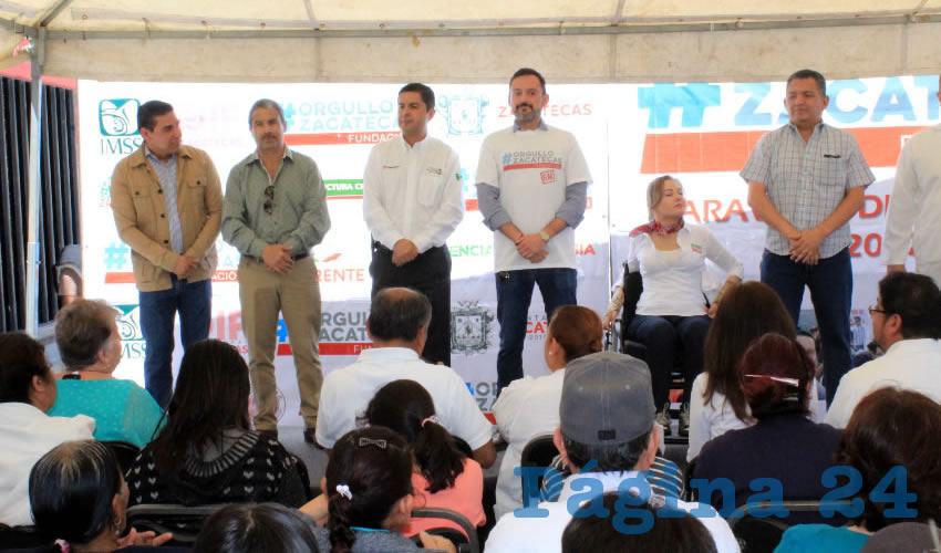 Acompañando a Raymundo Moreno, estuvieron presentes, la diputada federal, Claudia Anaya Mota; Enrique Flores Mendoza, presidente municipal de Guadalupe; Martín Cervantes, presidente de la Asociación “Estructura Ciudadana”; en representación de la presidenta municipal, Judith Guerrero, estuvo presente Ariel Pargas Pinedo, secretario de Desarrollo Social; el presidente de la Asociación Civil “Jóvenes Chambeando por Zacatecas”, Rafael Romero y César Decanini, director Médico desde Monterrey (Foto: Rocío Castro Alvarado)