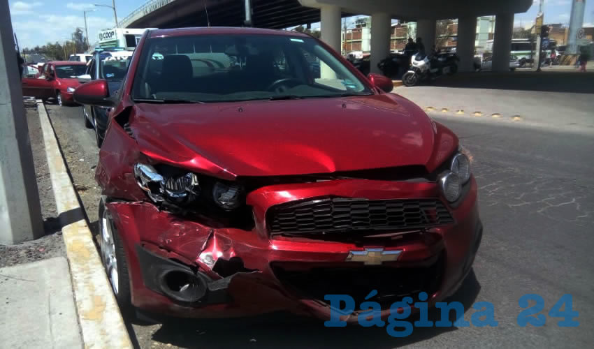 El vehículo Chevrolet Chevy Monza, cuya falla mecánica provocó el percance
