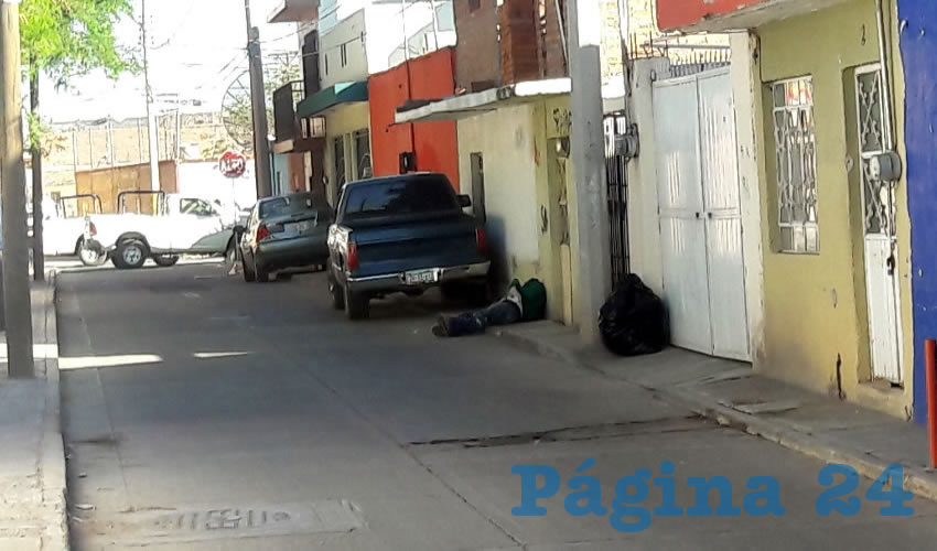 Así quedó el cadáver sobre la banqueta