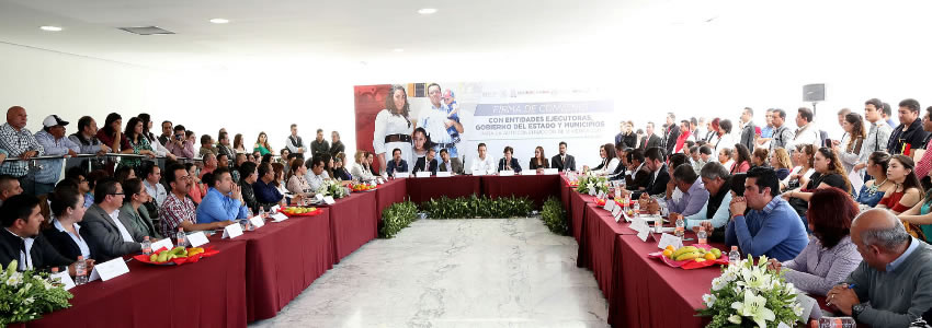 Mandatario estatal firma convenio con municipios y constructoras para apoyos a la vivienda, a través de recursos estatales, federales, municipales y aportación del beneficiario