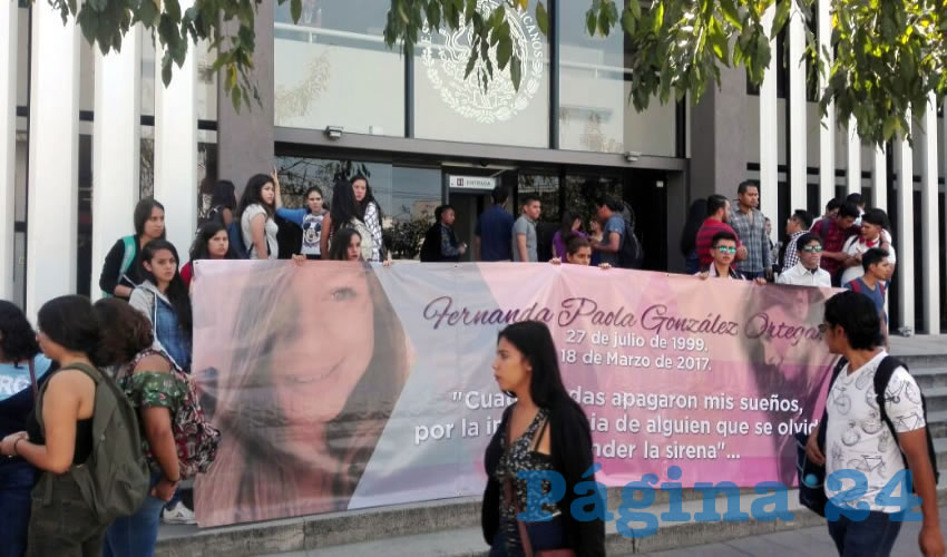 Familiares, amigos y compañeros de Fernanda, la estudiante de la UdeG atropellada por una ambulancia, se manifestaron en las instalaciones de la FGE para exigir celeridad y trato digno en torno al caso, pues el responsable salió libre/Fotos: Francisco Andalón López 
