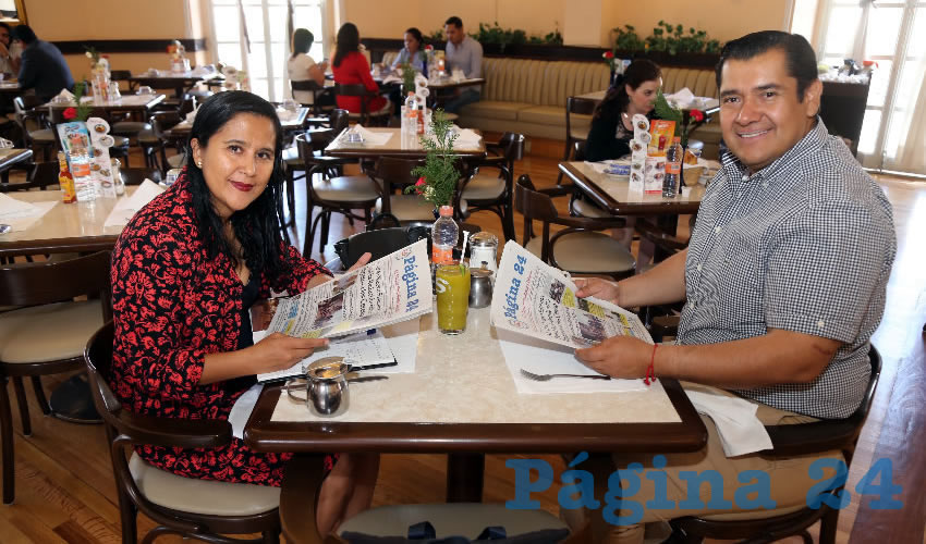 En Sanborns Francia almorzaron Adriana Jurado Valadez, coordinadora de Comunicación Docial de Gobierno del Estado; y el regidor del Municipio de Aguascalientes Netzahualcóyotl Ventura Anaya