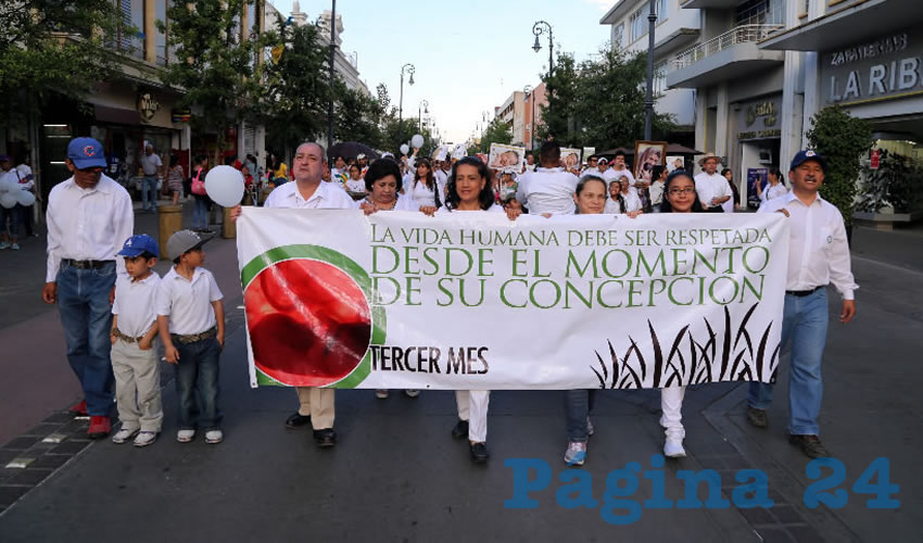 Con vestimenta blanca, entre m&uacute;sica, aplausos y matracas fueron transitando