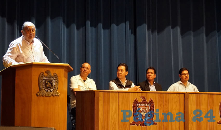 Efraín Martínez de Luna, docente de la licenciatura en Artes de la UAZ: Lo que tenemos que hacer nosotros es sensibilizar y hacer acciones para que la gente venga al teatro y tener público (Foto: Merari Martínez Castro)