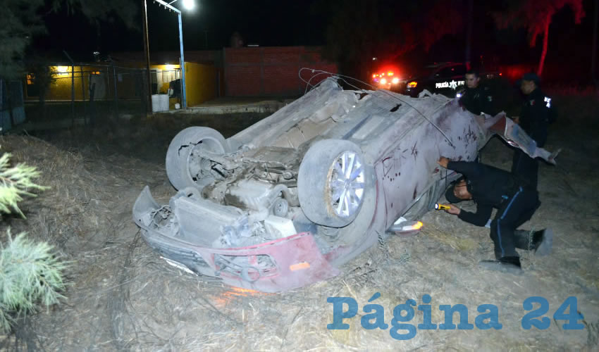 La otra parte del auto también quedó con las llantas apuntando al cielo
