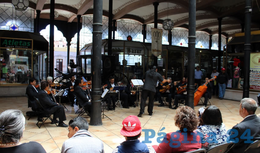 La orquesta ofreció un concierto en este espacio, con el motivo de mostrar su regreso, ya que estuvieron ausentes un corto tiempo, sin embargo, el profesionalismo, ritmo y gusto por la música era notorio (Foto: Rocío Castro Alvarado)