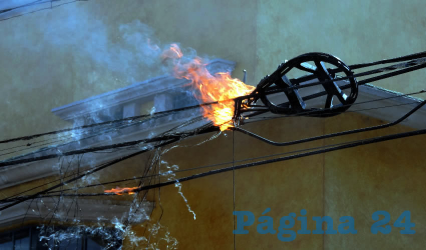 El fuego se generó por el contacto de los pinos con los cables de la CFE