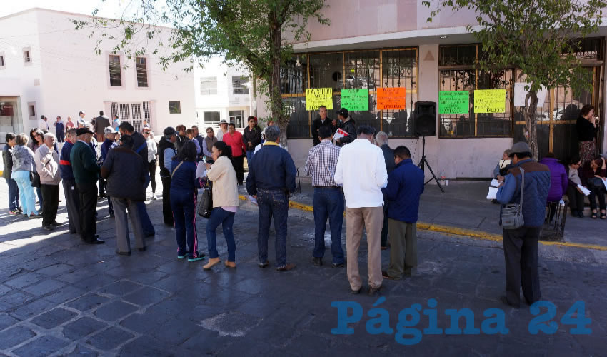 “El coraje que nos dio a muchos de los jubilados es que por ley te están descontando el 7.7 por ciento para tener derecho a un seguro de vida de 18 meses del último pago de pensión, pero ahora con otro grupo financiero será el 3.3 por ciento”, repudió.