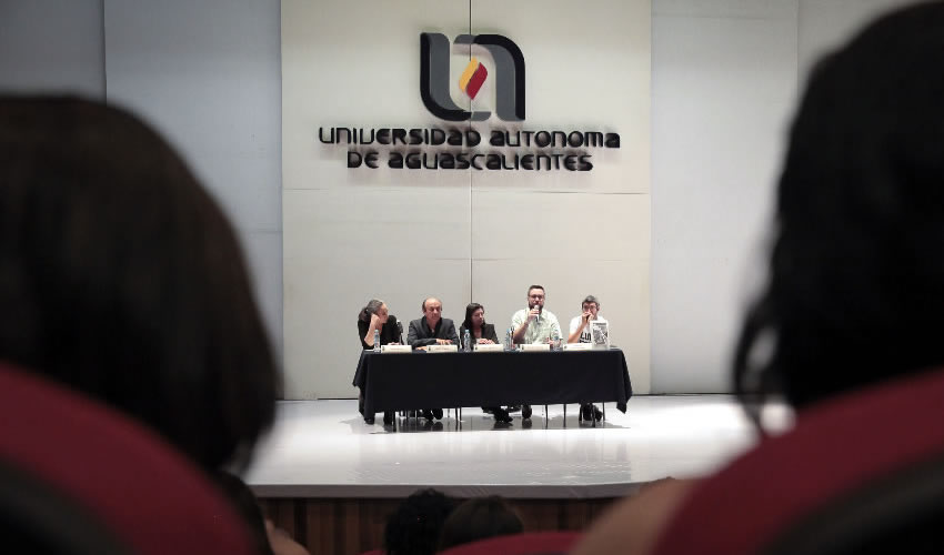 El segundo Encuentro de Novela Negra inici&oacute; con una mesa de an&aacute;lisis y reflexi&oacute;n en torno a ese g&eacute;nero literario