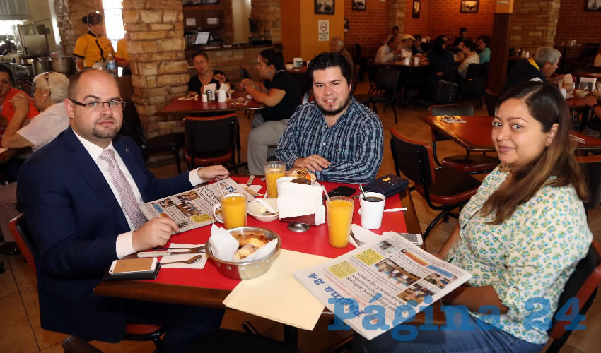 En Las Antorchas almorzaron Aquiles Romero González, secretario general del Congreso del Estado; Juan Carlos Raya Gutiérrez y Noemí Pérez Cedillo