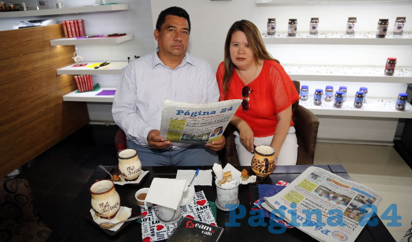 En Café San Marcos departieron Jesús Quiñones López, secretario general del Partido Encuentro Social (PES); y Angélica Ramírez Robles, operadora política del PES