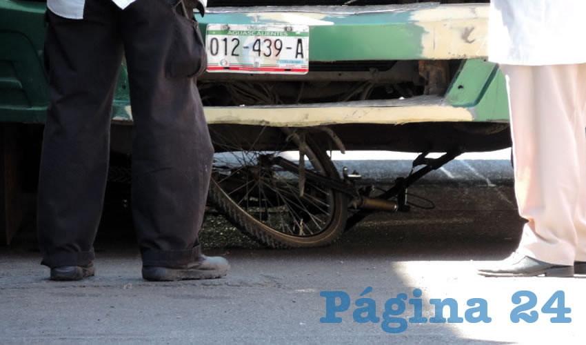 Debajo del autobús quedó la bicicleta que tripulaba el hoy occiso