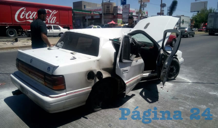 El autom&oacute;vil Chrysler Spirit choc&oacute; contra el poste de un sem&aacute;foro y lo derrib&oacute;