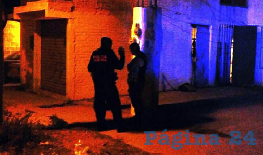 El uniformado platica con el frustrado suicida, Daniel “N” “N”, de 23 años de edad