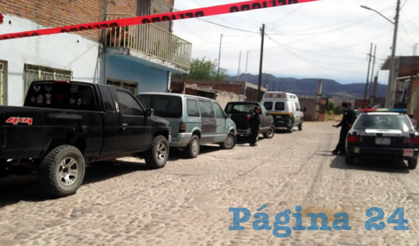 Policías acordonaron el exterior de la casa donde se colgó, por causas desconocidas, José Guadalupe Rodríguez