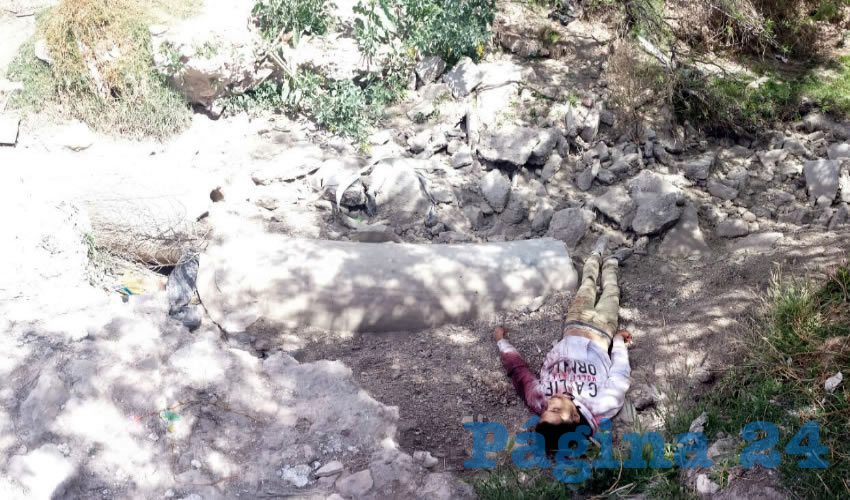 Así quedó el cadáver en el canal de aguas negras