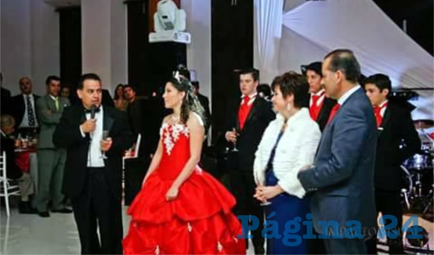 El gobernador Martín Orozco y su esposa en los XV años de Cinthia Ivonne, hija de la denunciante Óscar Guillermo Montoya Contreras (Foto proporcionada por la esposa de Óscar Guillermo)