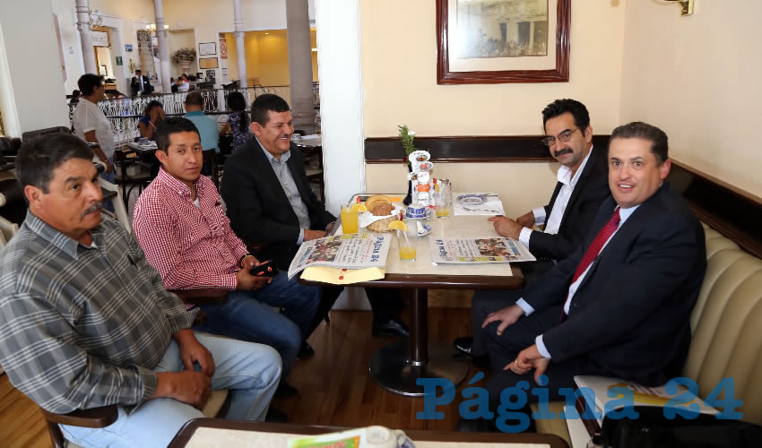 En Sanborns Francia estuvieron Dagoberto Pedroza Flores, jefe del departamento de Servicios P&uacute;blicos; Pablo Erasmo Cruz L&oacute;pez, auxiliar de Obras P&uacute;blicas; Gabriel Hern&aacute;ndez, secretario del Ayuntamiento; Ramiro Salas Piza&ntilde;a, alcalde de El Llano; y Luis Enrique Guti&eacute;rrez Reynoso