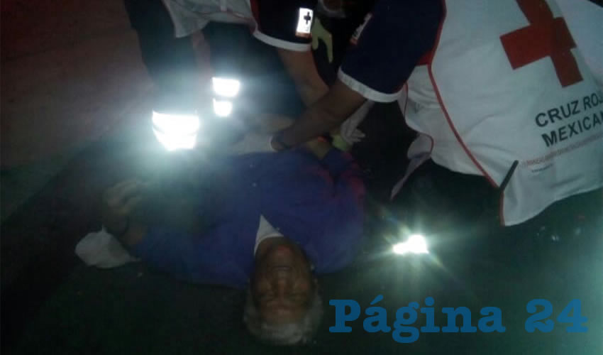 Pedro Gallardo Santoyo es atendido tras ser aventado por el cami&oacute;n