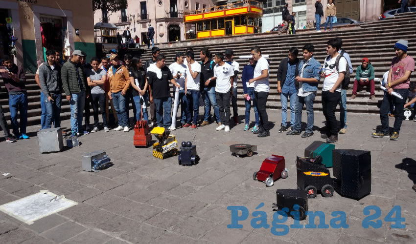 Marcos Ibarra: “Se ve el ímpetu que ponen en el trabajo al fortalecer el trabajo y la creatividad en equipo. Mencionar que la mayoría de los robots fueron creados con material de reciclaje, y el costo fue bajo” (Foto Merari Martínez Castro)