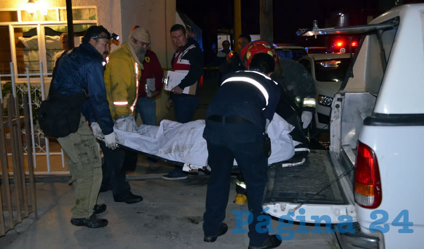 Autoridades retiran los restos de H&eacute;ctor Iv&aacute;n Lu&eacute;vano Alaniz, quien muri&oacute; al incendiarse su domicilio, en la unidad habitacional Jos&eacute; Guadalupe Posada