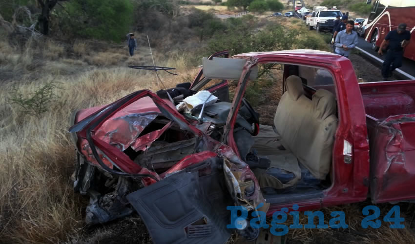La camioneta se estampó contra un autobús y quedó destrozada
