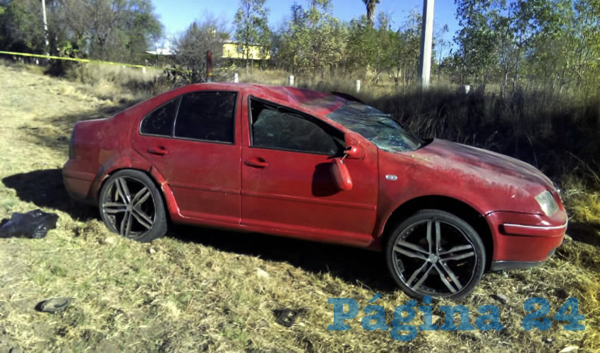 El pillo Carlos Antonio volcó su automóvil Volkswagen Jetta sobre la carretera federal 70 oriente