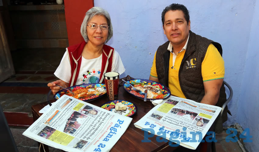 En el restaurante Mercadito Gastronómico Colón compartieron el primer alimento de la mañana Beatriz Carmona Rivera y Sergio Piña de la Torre