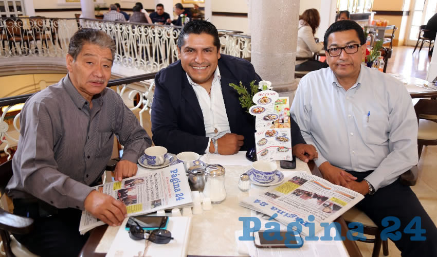 En Sanborns Francia departieron Gerardo Olivares Becerra, presidente de Comisión de Box, Lucha y Artes Marciales; Arturo Muñoz Moreno, coordinador Regional de la FECOMBOX; y Marco Antonio Macías Alvarado, secretario de la Comisión de Box, Lucha y Artes Marciales