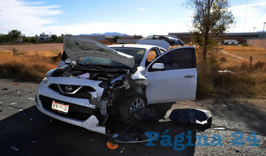 El automóvil Nissan March sufrió severos daños