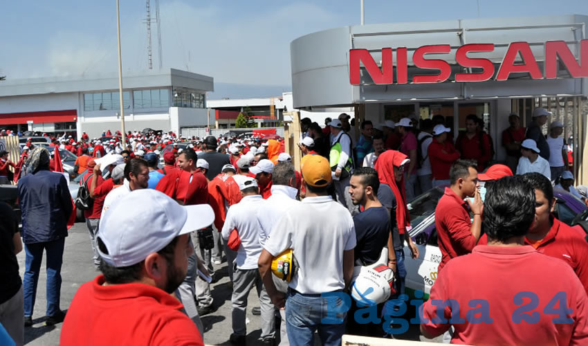 Jiutepec, Morelos.- Trabajadores de la planta automotriz NISSAN colocaron las banderas de huelga
