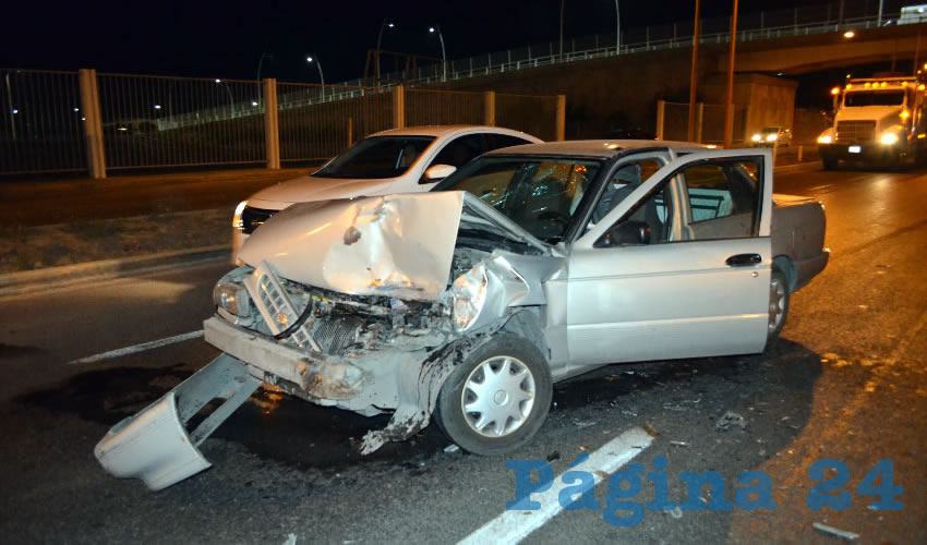 Destrozado en la parte frontal, quedó el auto de Roberto González Trujillo