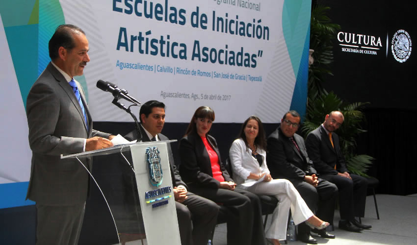 El mandatario estatal sostuvo que para impulsar el arte y a los artistas locales es importante incidir en la creaci&oacute;n de p&uacute;blicos