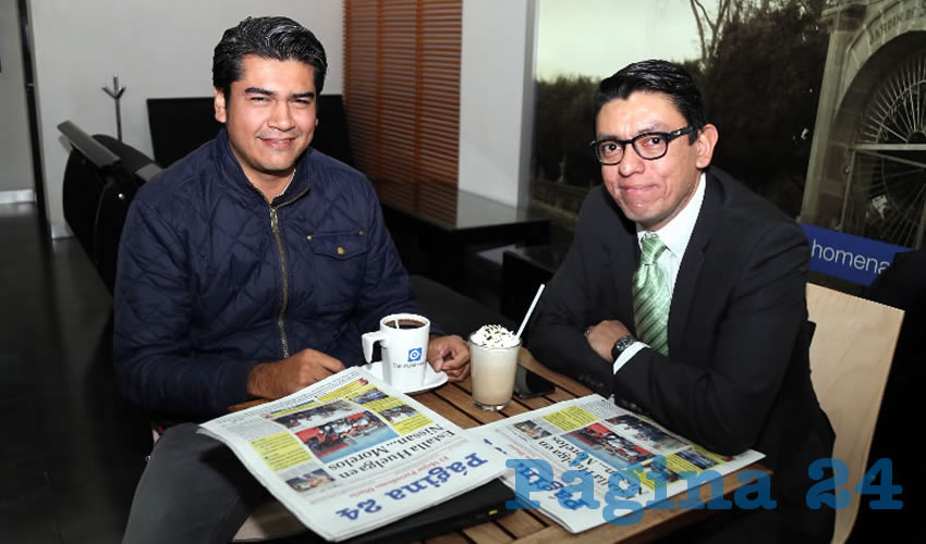 En Café Punta del Cielo departieron Mauricio Navarro Ramírez, coordinador de Prensa de la Sedatu; y Octavio Cárdenas Denham, director estatal de la Conagua