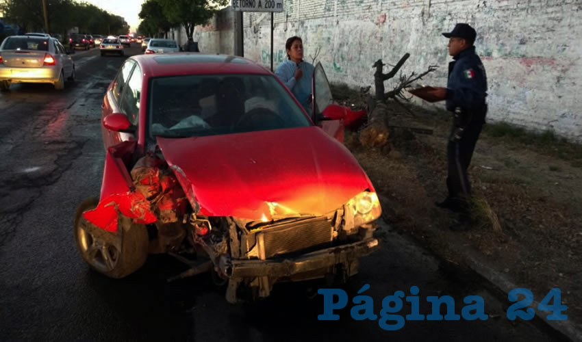 El Seat Córdoba, totalmente dañado en su parte frontal