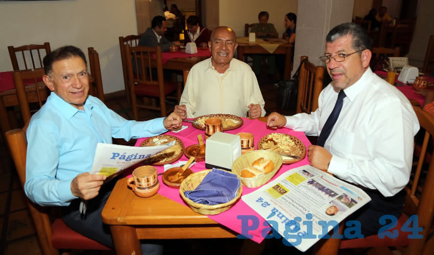 En La Mestiza desayunaron Alejandro Far&iacute;as Zaragoza, m&eacute;dico; Ernesto Pinedo Ortega y Alfonso Mart&iacute;nez Hern&aacute;ndez, m&eacute;dico