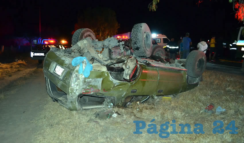 La camioneta Toya Runner terminó volcada sobre su toldo