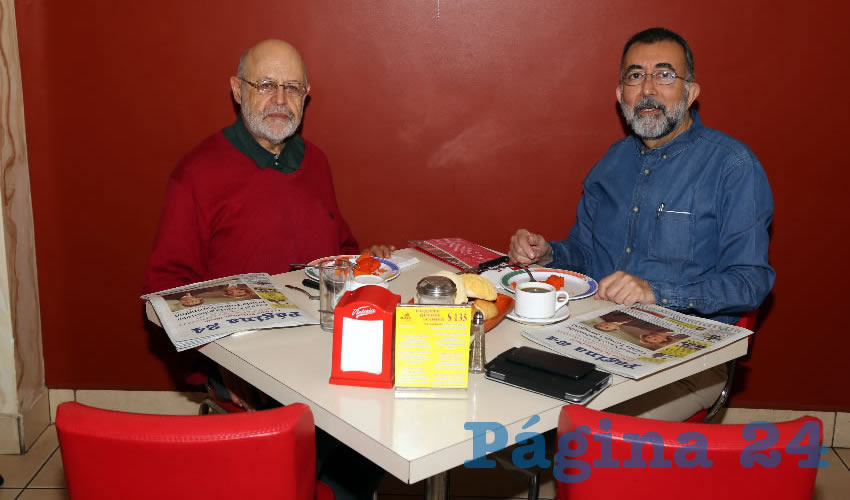 En el restaurante Mitla almorzaron Aurelio de los Reyes, investigador de la UNAM; y Eduardo Martín Jáuregui, titular de la Comisión Estatal de los Derechos Humanos