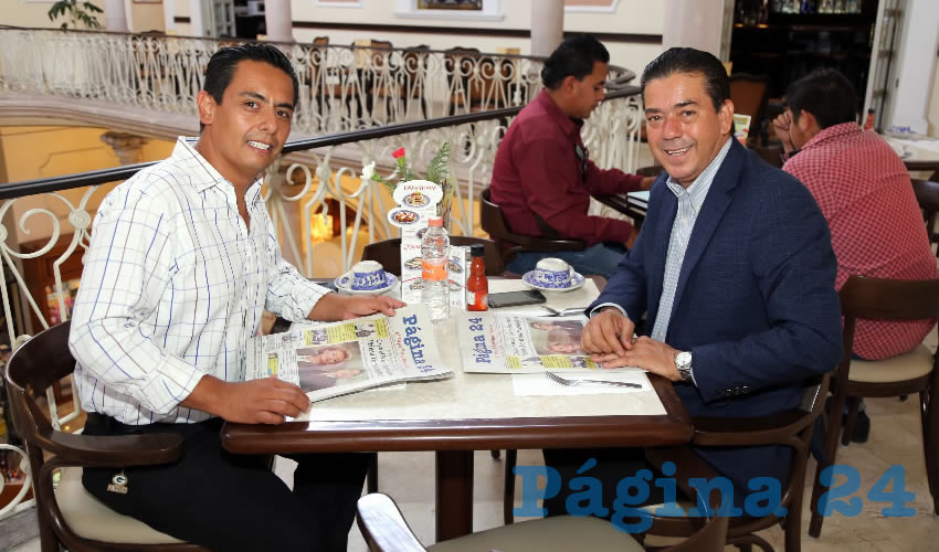 En Sanborns Francia departieron Edgar Dueñas Macías, director de Desarrollo Social del Municipio; y Salvador Pérez Sánchez, diputado local