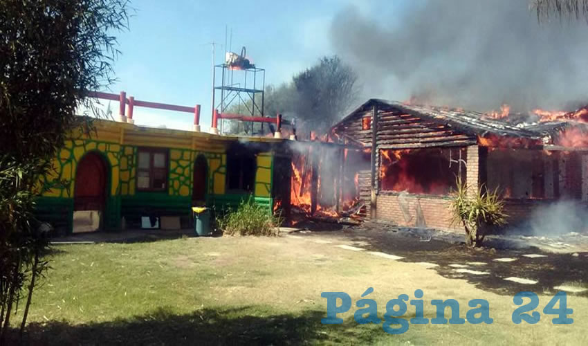 El fuego acab&oacute; con la palapa de la Granja Paty