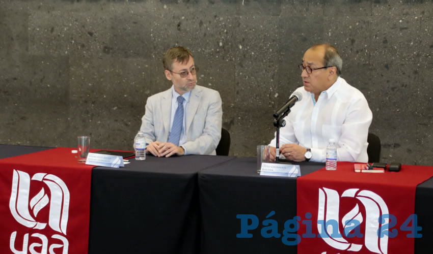 Otto Granados Rold&aacute;n, subsecretario de Planeaci&oacute;n, Evaluaci&oacute;n y Coordinaci&oacute;n de la SEP (derecha) con el rector de la UAA en conferencia de prensa