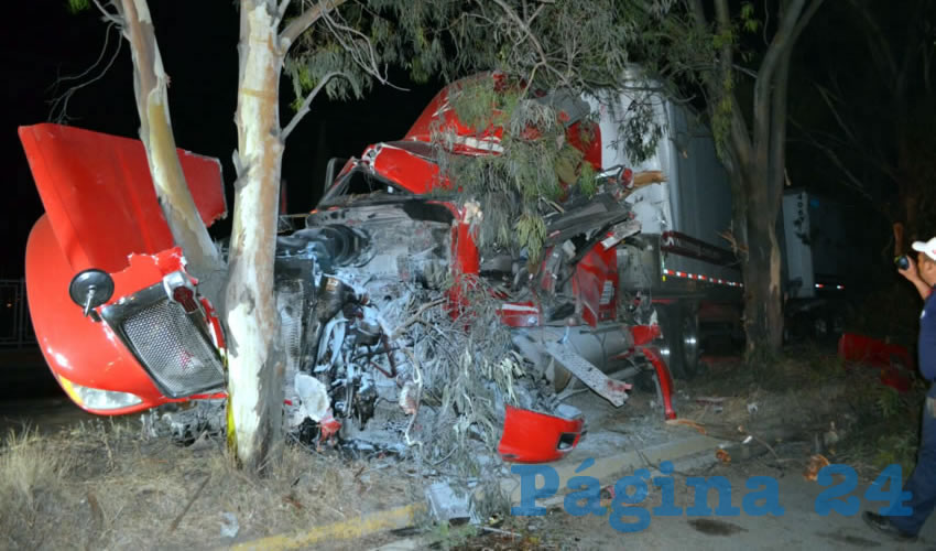 Totalmente destrozado qued&oacute; la cabina del tr&aacute;iler de la empresa Zemog