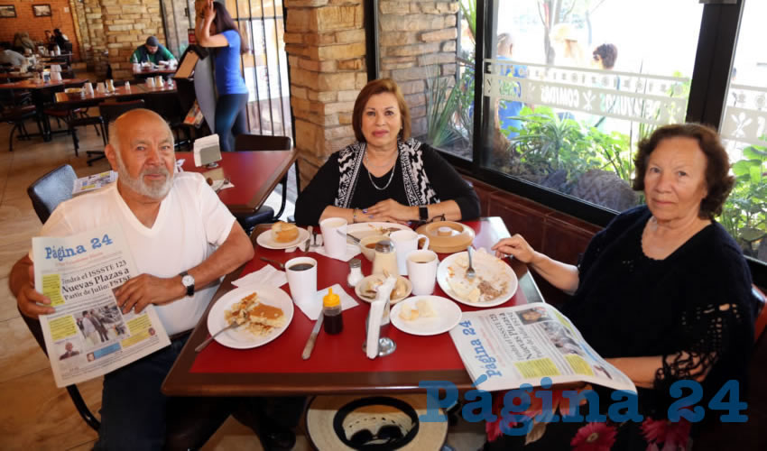 Felipe Crespo Orozco, Ana María Macías Palos y Teresa Macías Palos, visitantes de Tijuana desayunaron en Las Antorchas
