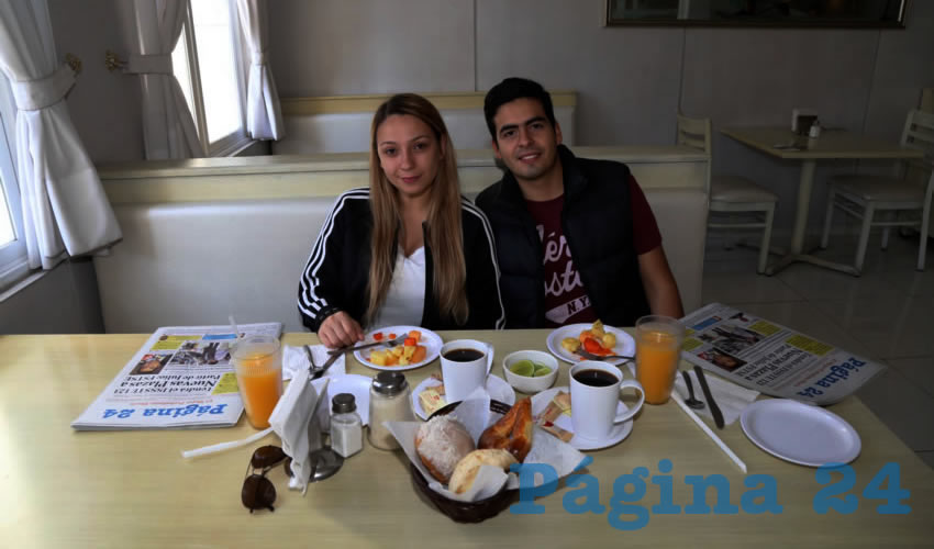 En el restaurante Del Centro compartieron el pan y la sal Ana Casanova Méndez y Edgar Alaniz Mendoza, que nos visitan de Monterrey
